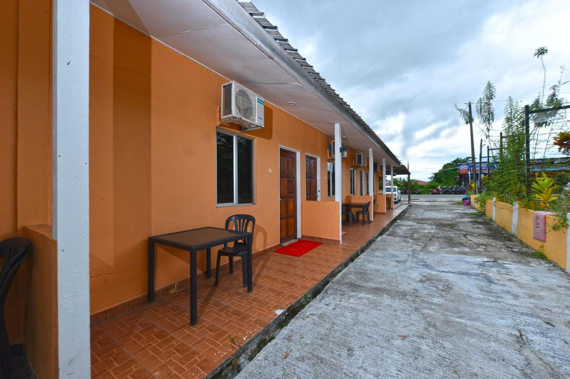 Oyo 90561 Awan Biru Motel Pantai Cenang  Exterior foto